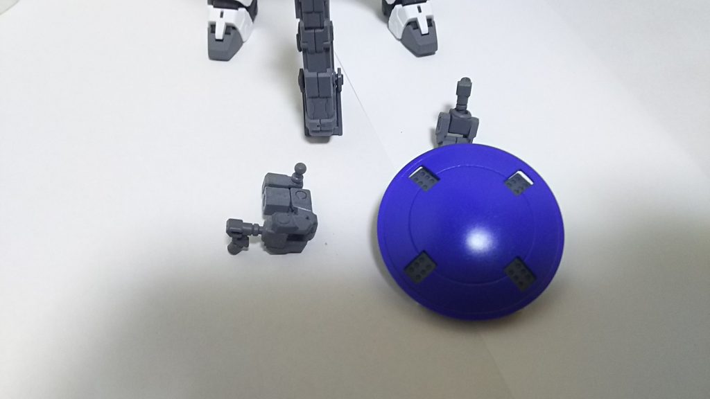 シールド及び武器接続アームもちゃんと塗装してはあるのですが
トールギスⅡという時点でこのポーズしか想定していないので・・・・
(しまった、サーベルの刃をぬってなかった・・・)