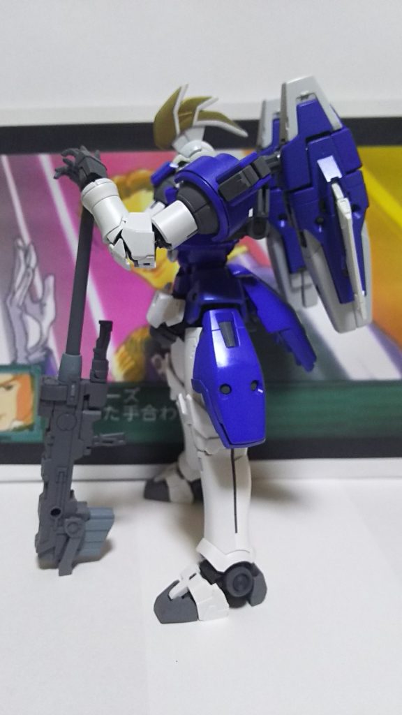 横。トサカ部分は旧キットから流用。MGトールギスⅡを参考に加工・塗分けています。
このドーバーガンが不自然に斜めったり、本体を段の上に上げたりすることなく
顔がある程度見えるようにしたのがこだわりポイントです・・・
(改造部については後述)