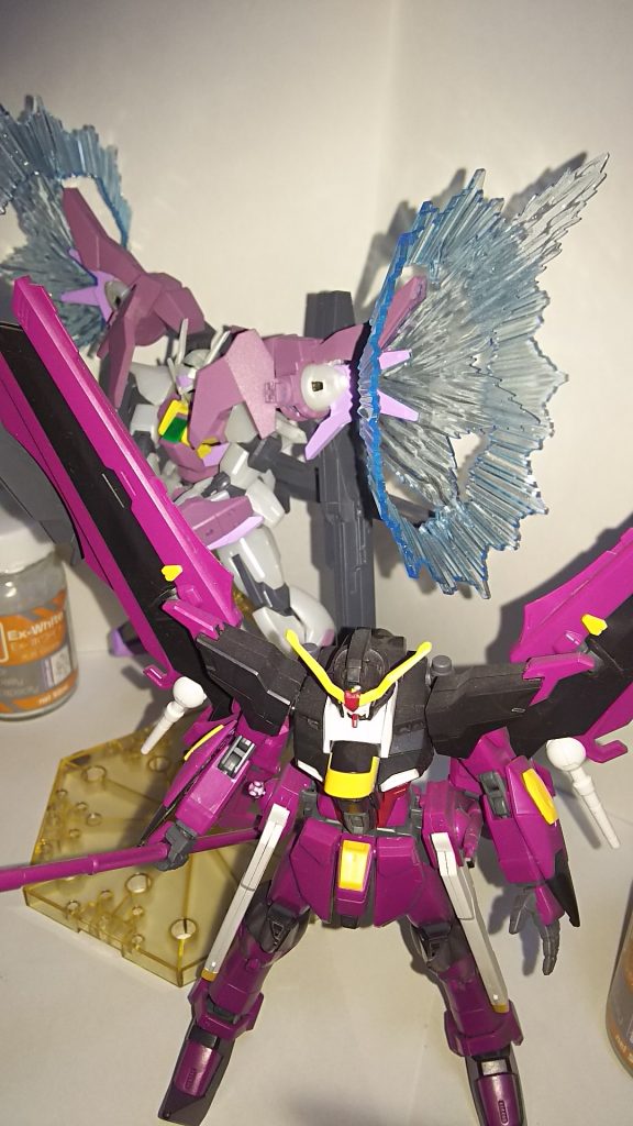 同じ紫系ガンダムのラヴファントムの存在を失念していたのですが・・・・
ラヴファントムの成型色が思ったより濃い色だったので被りを回避することができました。