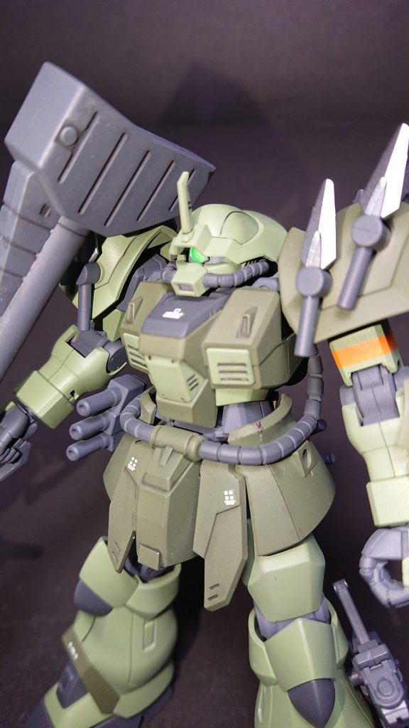 モノアイはHアイズのグリーンをつけてます。
一応小隊ということで、目印として左腕にはオレンジのラインを入れてあります。