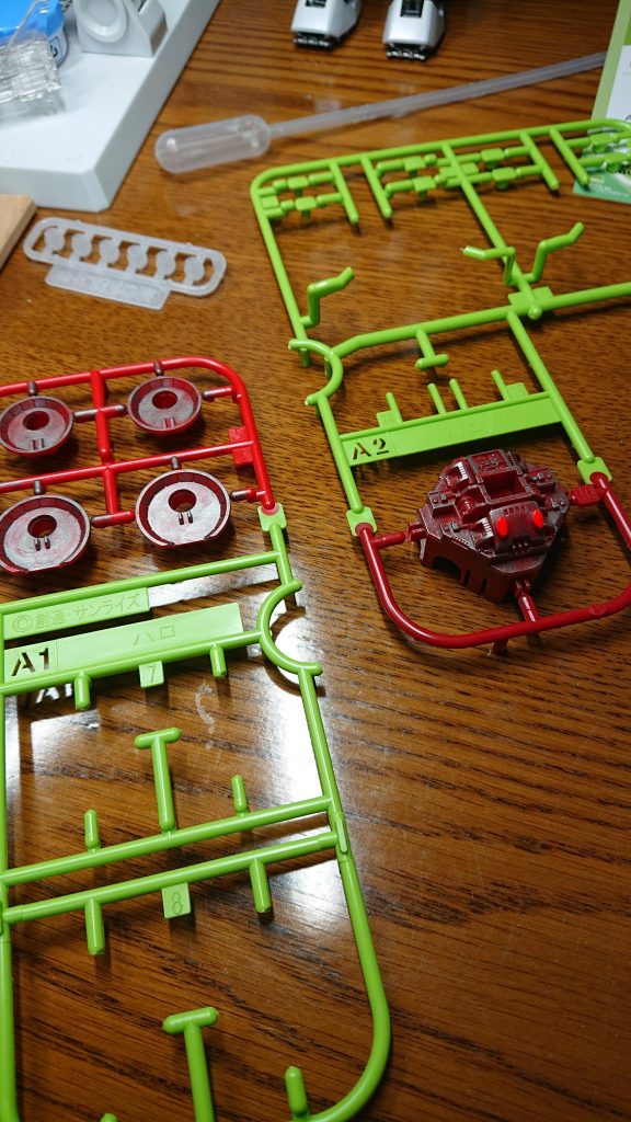 ホントはメカを、アクリルのメタリックグレーでドライブラシしたんですが…
唯一の見える塗装の蛍光レッドです