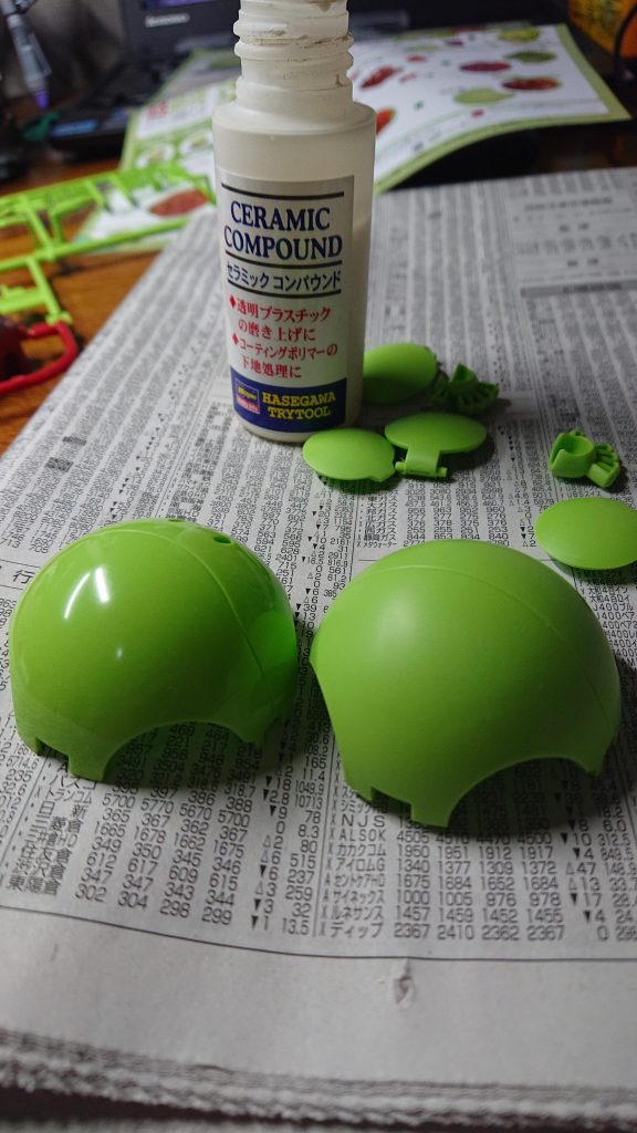 ヒケがほとんど無かったんで、このセラミックコンパウンドするだけでもいけると判断しました♪
バンダイさんの、変態技術の成せる技があってのことでした