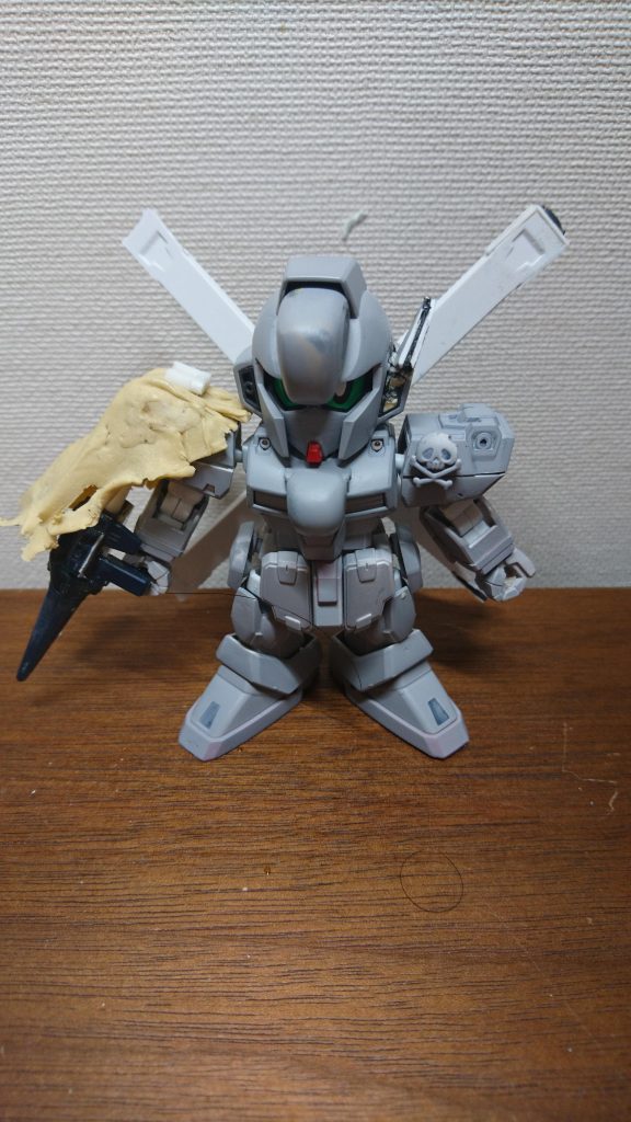 ポリパテでマントを自作
なかなかうまく作れない…