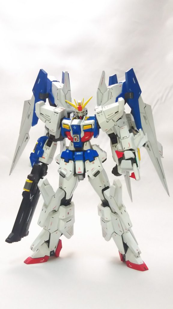 フロントビュー
胴体(コア)となる部分にダブルオーダイバーとジーエンアルトロンを用い、ここを基軸にミキシングを施しました。
フロントアーマーはアルトロンガンダムに寄せてスクラッチ。
カラーリングはガンダムの基本に則り、トリコロールカラーを採用。