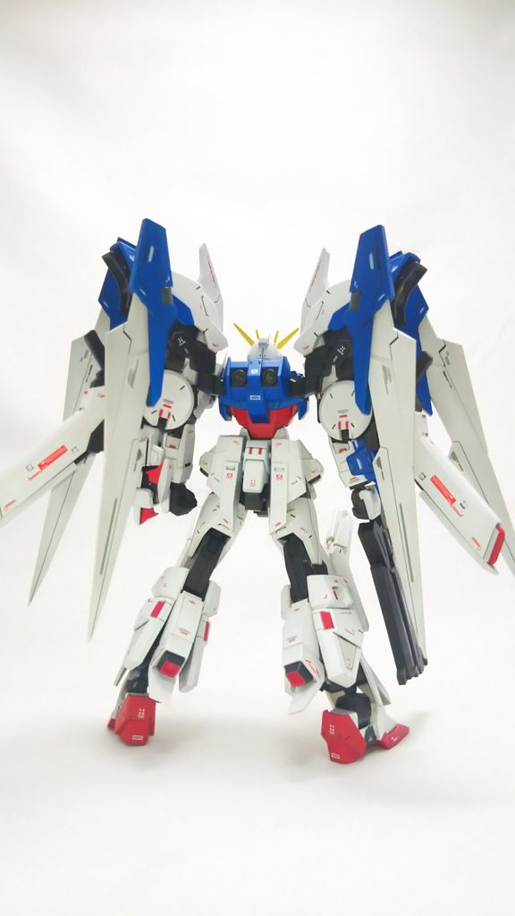 リヤビュー
今回も「盛り込み過ぎない」
と言うコダワリを念頭に置き、リアの特徴的ユニットは背中の4枚羽搭載のスラスターユニットを採用。
スラスターユニットの下にはウーンドウォートの下半身を用いて作られたスタビライフルを搭載。