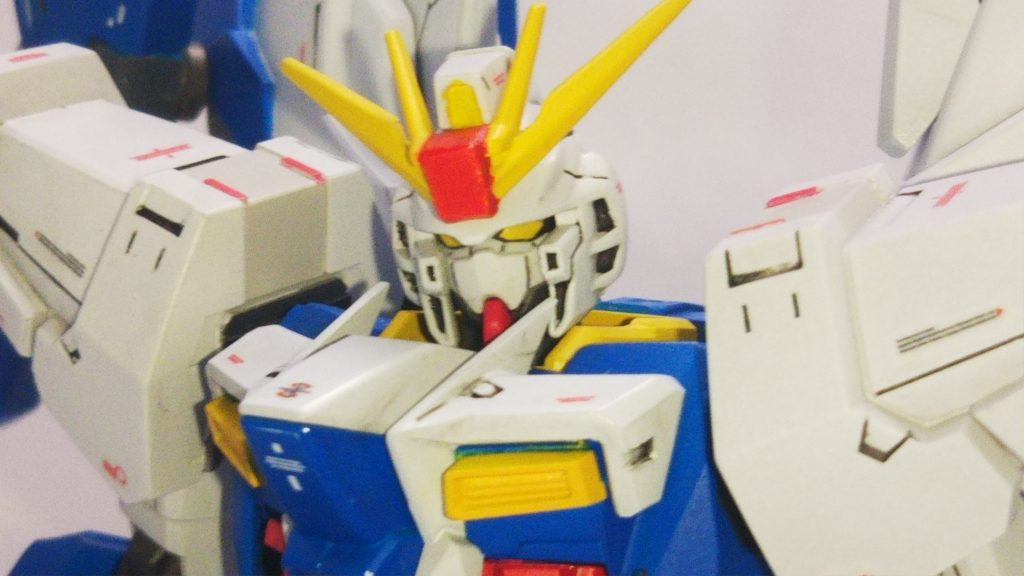 やはり大事な要素となる頭部。
ウイングガンダムゼロのヘルメットを用い、耳(?)をカットし、フェイスはウイングゼロ炎の物を加工して移植。