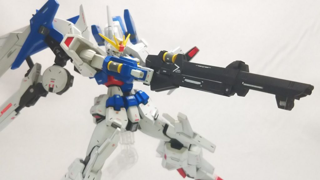 主要兵装の1つ、
デュアルビームライフル
普段は2つに折り畳まれ、2門の砲身から連射性重視でビームが放たれるが、状況に応じて折り畳まれた下のバレルをスイング連結させる事でロングレンジタイプに切り替える事も可能。
バレル自体は前方のバレルが破損しても、機能こそ落ちるが上のバレルが無事であれば継続して使用可能。
腕部にあるエネルギーパックはスペアであり、今回はネオジム磁石を用いて交換ギミックを再現しました。