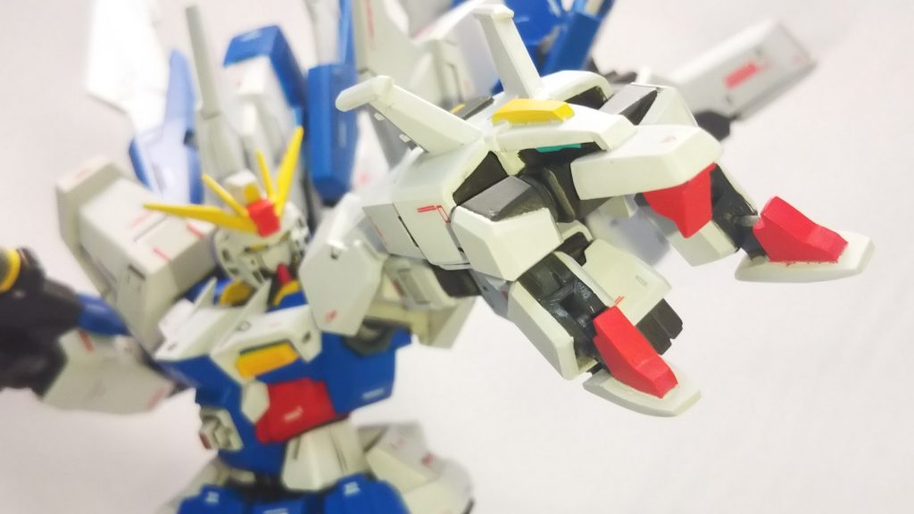 主要兵装の2つ目
ディアドリックファング
シェンロンガンダムのドラゴンファングからヒントを得て作成しました。
何しろ1/144ではベースとなりそうな物が無かったので、こちらはフルスクラッチです。
ほんの少しではありますが、長さにしてほんの1cm程、前方に迫り出すギミックを仕込んであります。
そうしないと自分のマニュピレータを噛んじゃう…(汗)
真紅に染め上げられた3本の牙は無慈悲に獲物を噛み砕く。