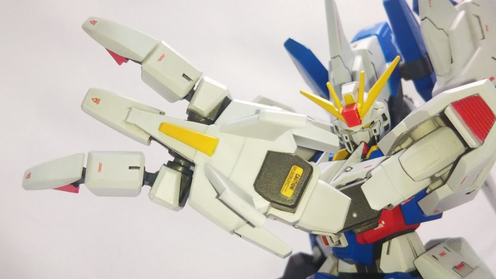 2本の牙を回転させる事でクローモードに移行可能。
人の指の様に見受けられる爪は獲物を穿ち、引き裂く。