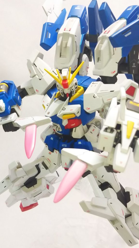 左右のスラスターユニットにはダブルオースカイの腰部ビームサーベルを用いて改造されたフラッシュエッジビームブーメランがそれぞれ1つずつ搭載されている。
「ビームブーメランと言えばビームコンフューズだよね、ウチのデュアルビームライフルとの相性も良いと思うよ」
とは本人談。