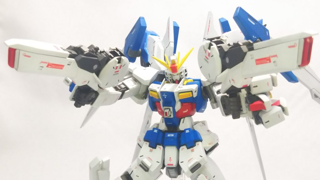 背部スラスターユニットの下部にマウントされたスタビライザーはライフルとしての側面も持つ。
あくまで隠し玉として採用している為、威力は並のビームライフルよりやや上程度。
2丁である為、同方向に集中させたり広範囲に撃つ事が可能。
「こう言うのが隠し玉の様な武器として積まれているってのも面白いと思わないかい?」
と言うのも本人談。