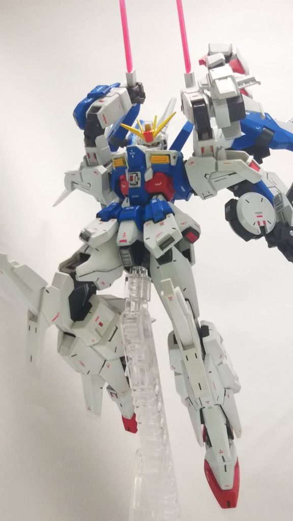 「龍は1頭だけじゃあない
お気付きでないご様子だが、もう1頭ッ!
常に大口をがっぽり開けてアンタを狙っているんだぜッ!」
振り下ろされる2本のビームダガーとニークラッシャーの挟撃技。
体全体を大きく使い、対象を豪快に噛み砕く。