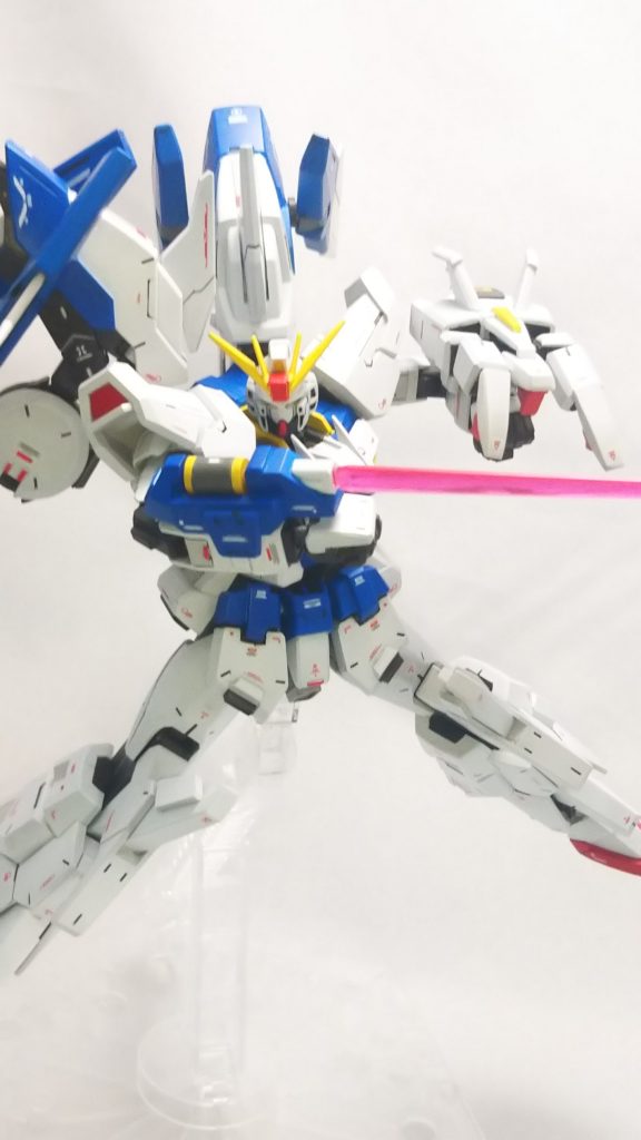 右腕のエネルギーパックマウントはビームサーベル手甲としても機能。
こちらは先のダガーと違い、リーチに重きを置いている。
「そりゃあ並程度のリーチを持つ近接武器は1つくらい欲しいから」
とは本人談。