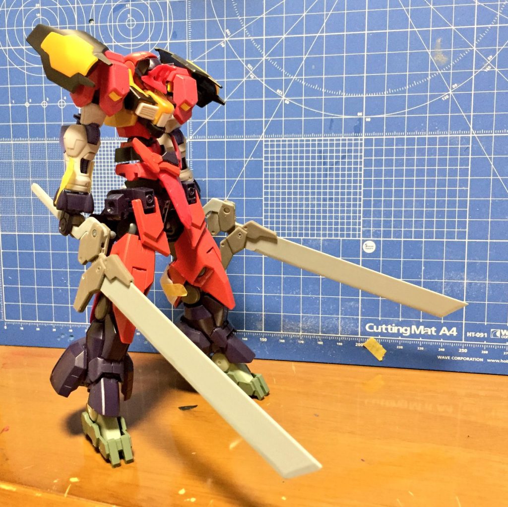 結構完成形に近づいてきました。この形態をベースにバックパックとアクセントのスパイクを追加するなどして完成形の形になります。