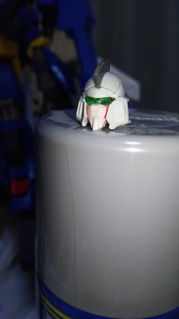 目の部分はバイザー部のパーツを除いて組み立てたトールギスの頭に
上記のマスク部を固定、空いた隙間に100均のUVレジンを流し込み大まかな土台を作り、
(画像の緑色の部分です)
それを成型後、Hアイズでおめめを取り付けることで作成しています。