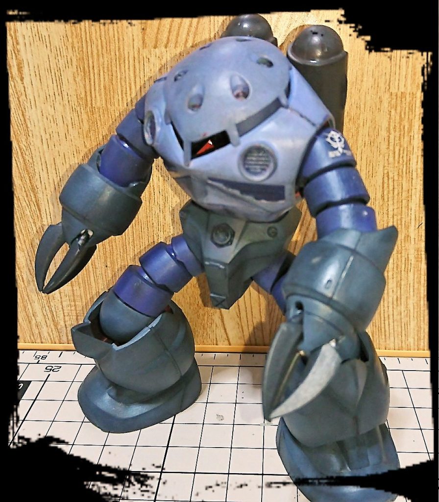 ズゴックはやや俯瞰気味のポージングが映える