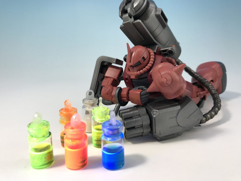 ボトルは全て別の色の塗料が封入されています。中身は(設定上は)2液混合の爆薬だったり接着剤だったりと様々。何気に凶悪。
あと、左腕は背中のタンクに接続された吐出口になっています。