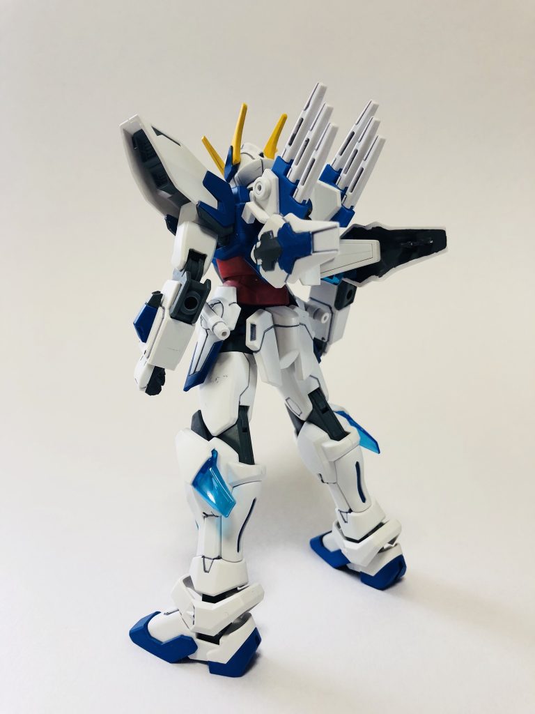 バックショット。バックパックはビギニングガンダムの物を改造。