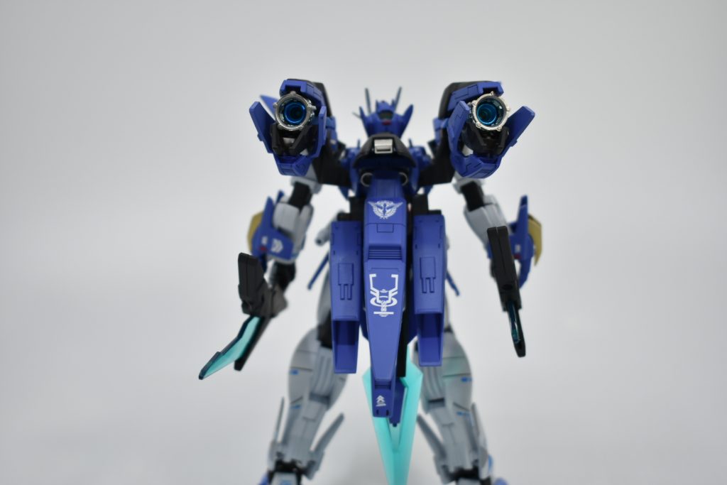 背面②
後部は一番盛りました。
近距離高機動型を想定しているので、GNドライブは内臓型に、数種の追加バーニアで瞬間的に爆発的な加速を生み出します。