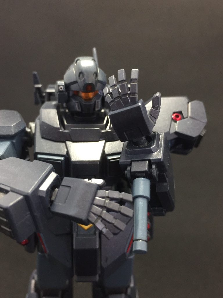 左腕のビームサーベル引き出し部分も稼働します。