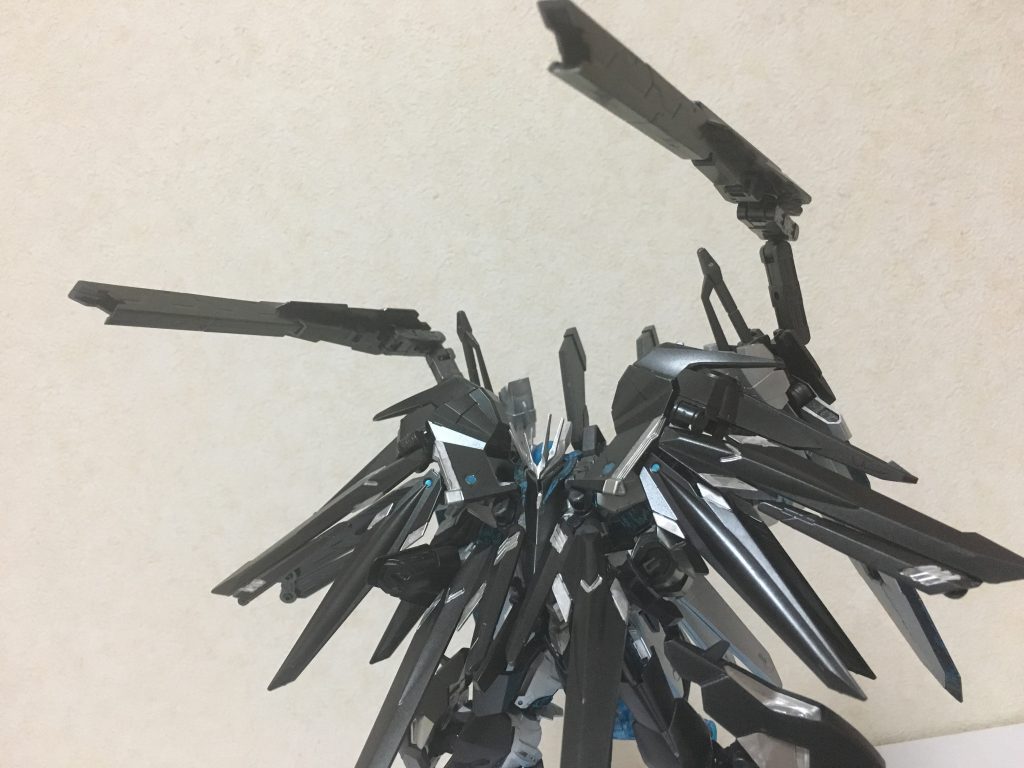 Phase1
重装甲になってるように見える形態。
この増加装甲はフルアーマー化が目的ではなく、あくまで機体のリミッターをかける所謂、拘束具そのものであり、フルアーマー化は単なるおまけにしか過ぎない。