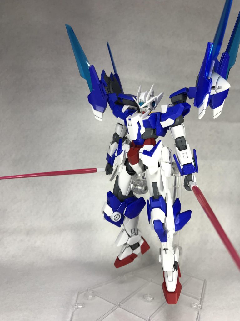 本機はトランザムシステム以外にも、奥の手としてトランジェントバーストを搭載している。トランザム時以上の性能上昇を引き出すことができるが、代わりに機体や操作にかかる負荷もトランザムの3倍となる諸刃の剣でもある。稼働時はGNドライブが180度回転し、青い翼のようなエフェクトが放出され、全身が青く発光する。