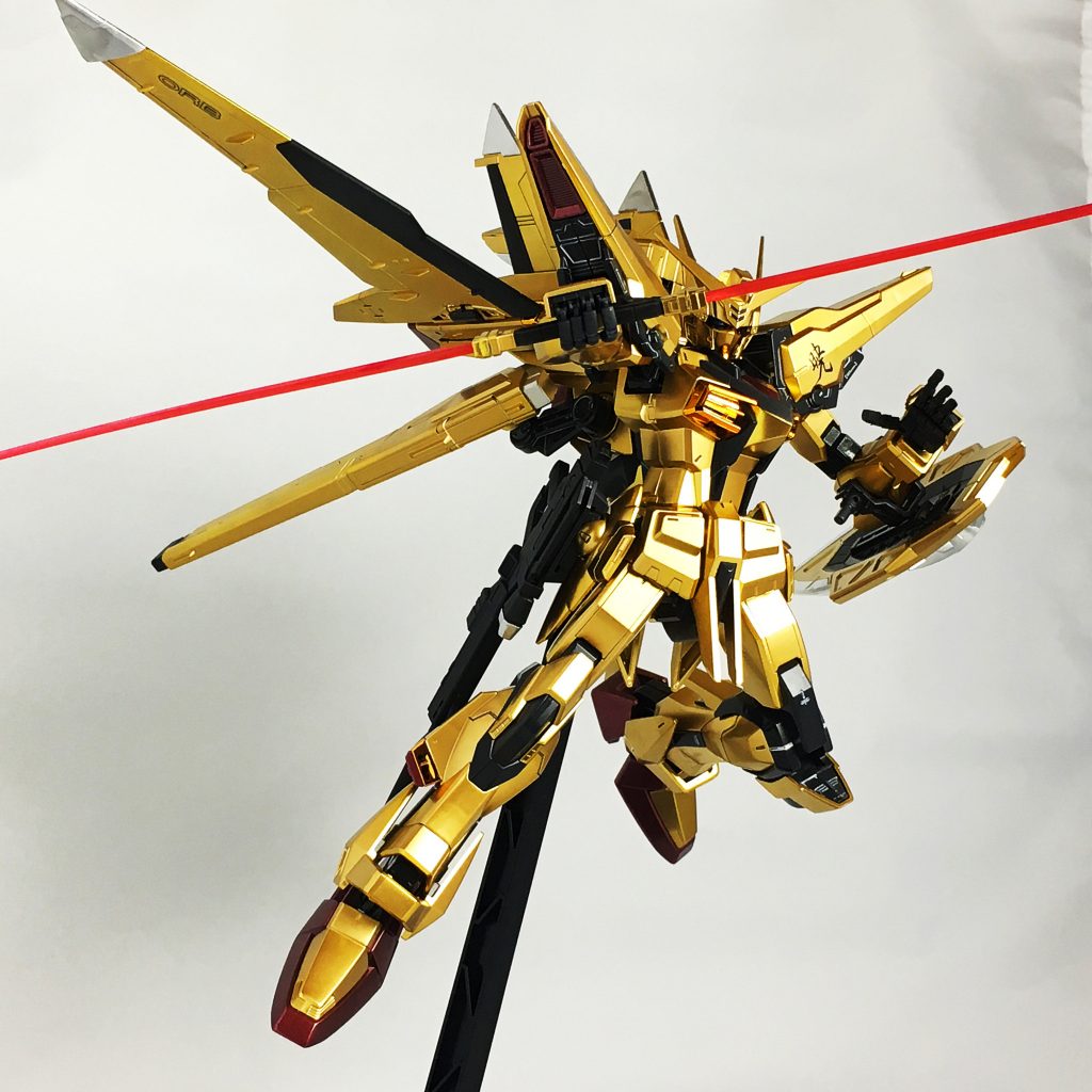 キット本来の持つ美しい造形美と今でもMGに劣らないパーツの形やバランスを引き立たせるために若干ゴールドにもグラデーションをつけてみました。