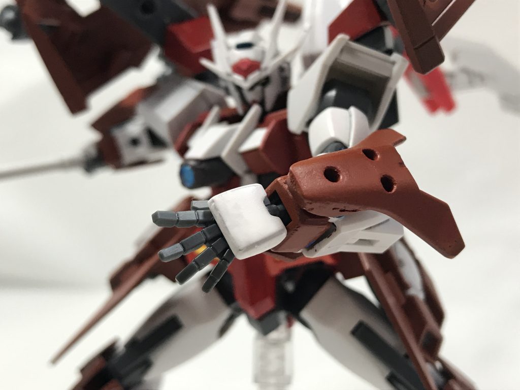 腕はダイバーの物にスカイの脚部のパーツを取り付け、手はビルドハンドをスカイの手の甲のようにパテで穴埋めし塗装をしています。