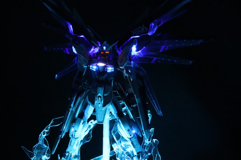 クリア成形を活かすため電飾しました