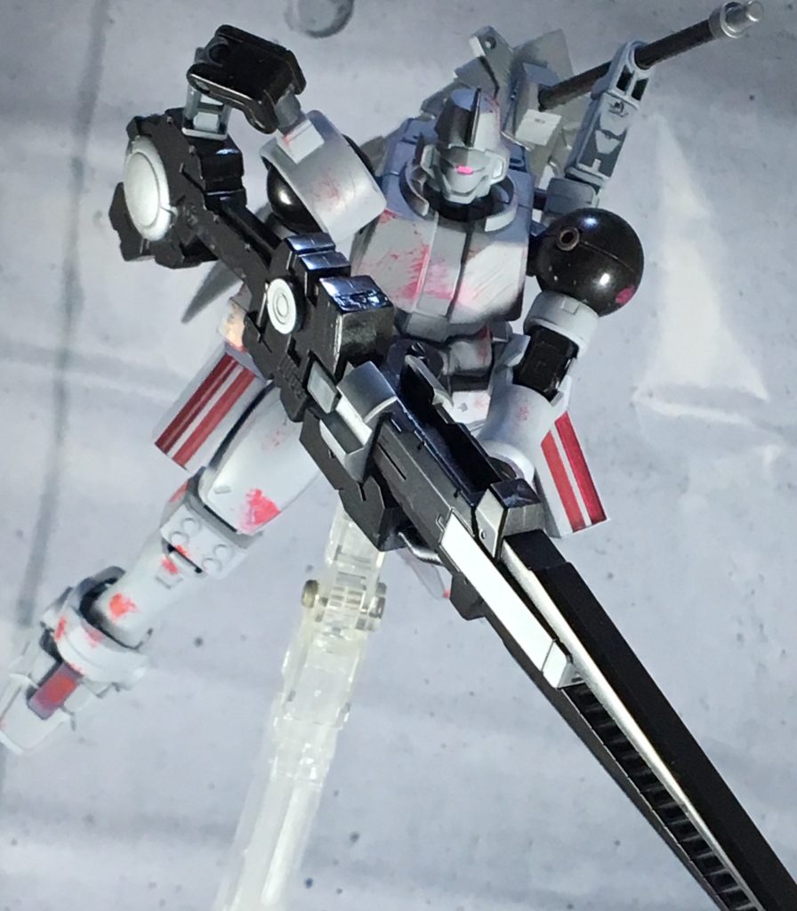 目牙大砲(めがきゃのん)
本機体の右肩に懸架されている遠距離武器で、絶大な威力を誇る。
トールギスIII(スリー)のメガキャノンをモチーフにしており、とあるモビルスーツから強奪した代物である。