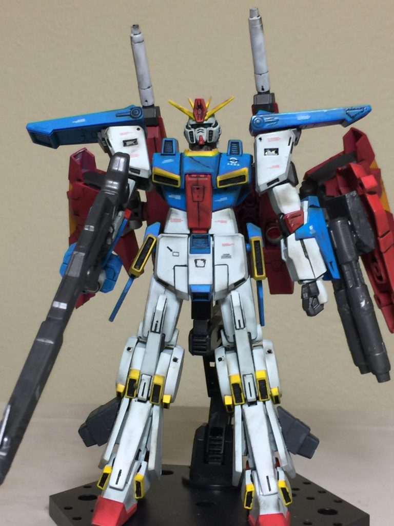 ZZガンダムの正面 水転写デカールを減らし 苦手な ウェザリングを タミヤウェザリングマスターで 汚しを 少ししました。