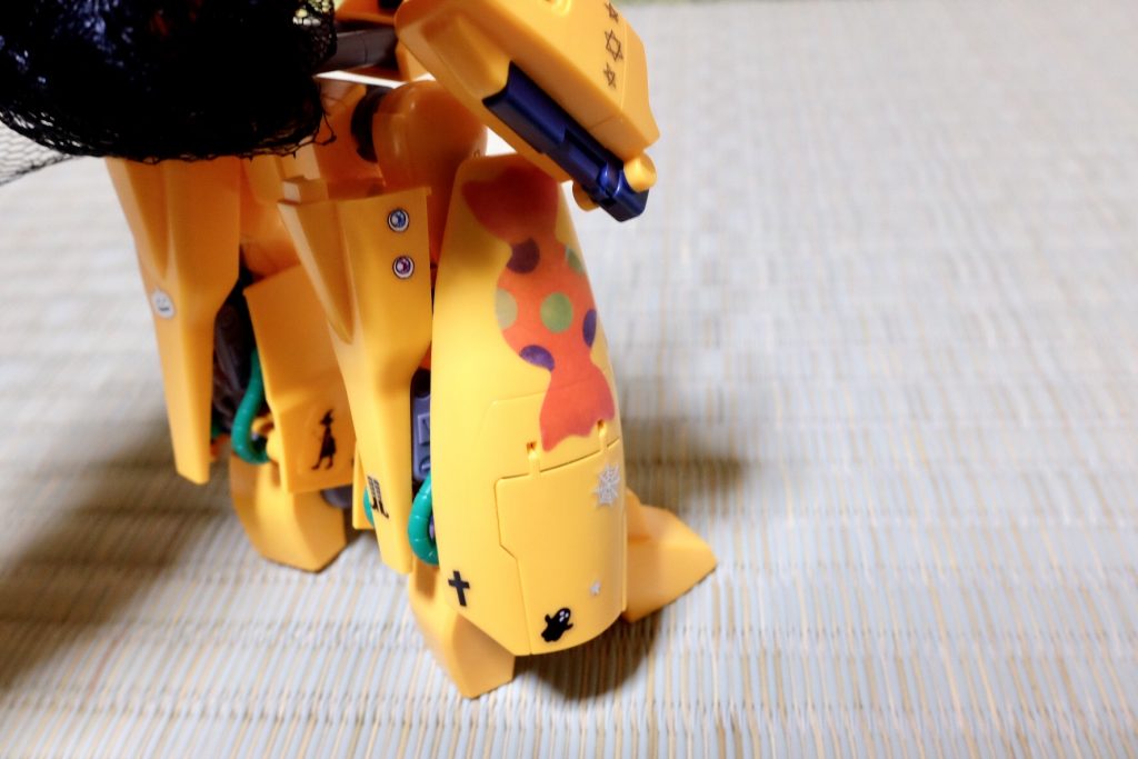 右足にはあまり貼りすぎないように、でも寂し過ぎないようにしました。
きゅるるっとしたオッドアイがチャームポイントです。