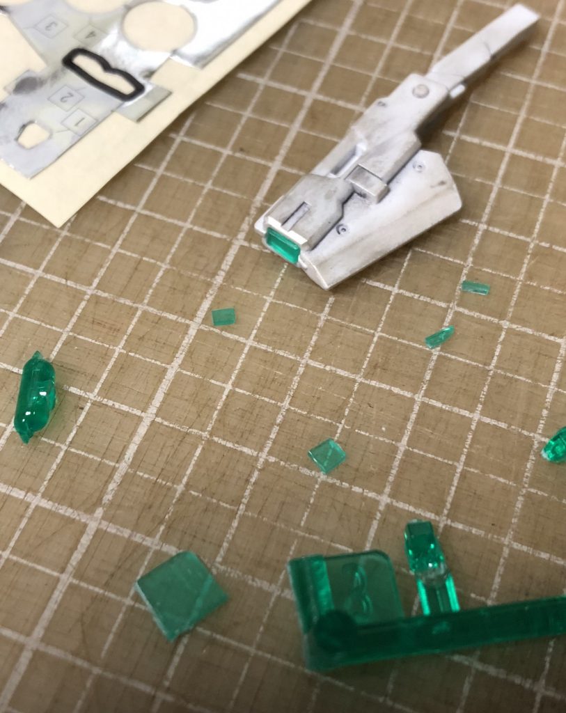 クリアパーツのランナータグを刻んで ホイルシールに接着したものをGNピストルなどに貼ってます お手軽だけど効果ありかと思います