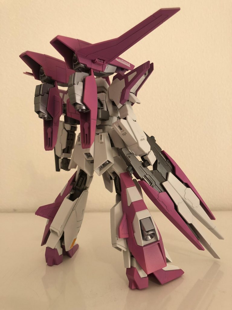 グレーでスミ入れ、MGガンダムmk2のデカール他を貼り、つや消しクリアーで仕上げています。