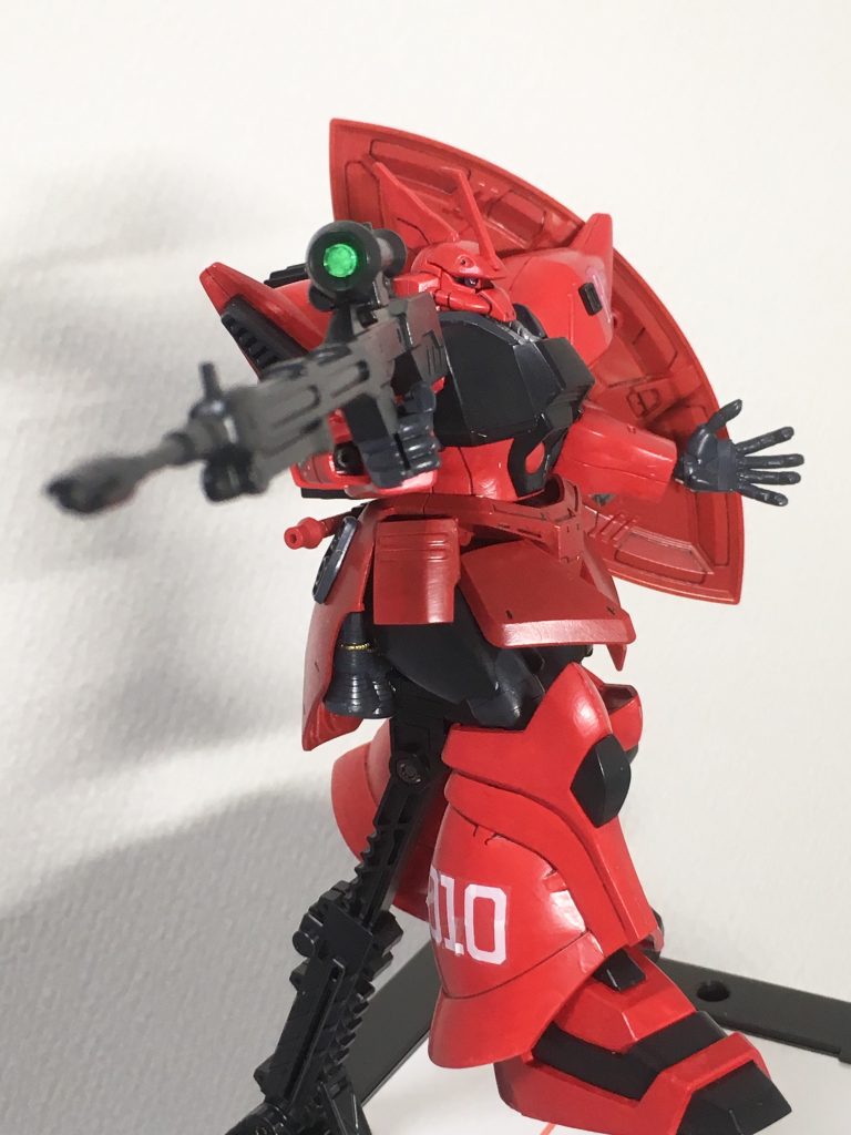 コミック扉絵風
マツナガゲルググの大型ビームマシンガンをベースにジョニーゲルググのビームライフルのサイトやバレルなどを移植してます。
見えない位置の腰部・脚部のバーニアはゲルググJ型の物は少し小型だったので、ジョニーゲルググの大きなノズルを移植して高機動型にプチ改造。