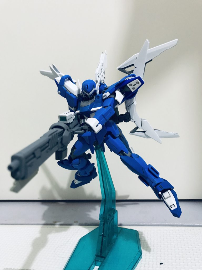 武装量を減らして機体の安定化を優先した事で高速飛行モードでも機体にかかる負荷を限りなく軽減している(と言う設定です)。
そのため、ピーキーな機体であり、メイン武装のオクスタンバスターを失うと火力が激減してしまう事になる(と言う設定です)。