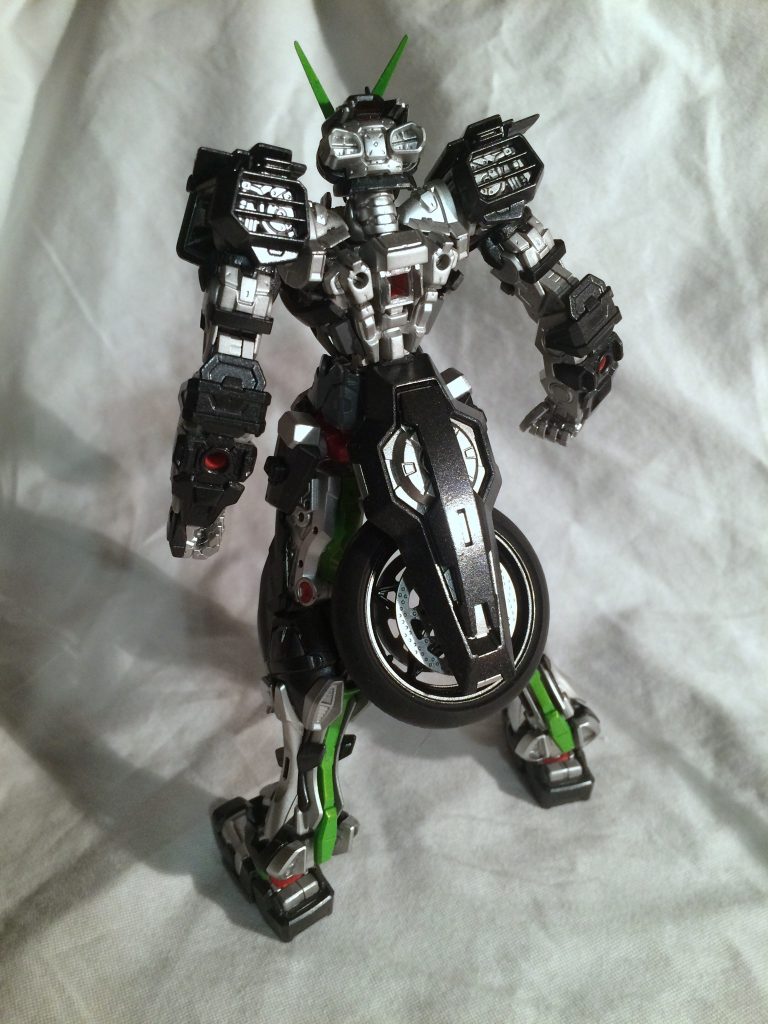 特徴的なタイヤはスターゲイザーのようなVL発生装置のイメージです。
接続部にはエクシアのGNソードの盾部分を加工し使用しています。