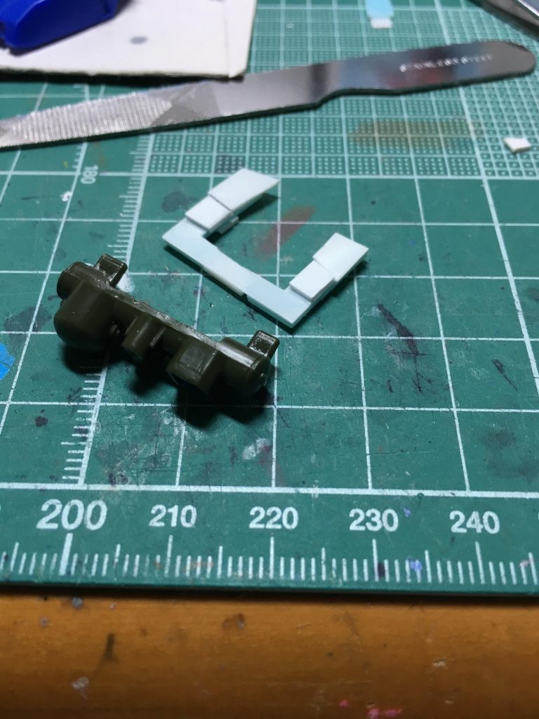 　腰の照準機は、腰回りの工作によってそのままではつけられなくなりました。プラ板でスペーサーを製作し、これを裏の肉抜きに差し込んで装着できるようにしています。スペーサーを脱着式にしましたが、これは今後ストレート組みで製作する(予定)の2号機に装着する際に、今回のAction Extended仕様では合わなくなってしまわないようにするためです。