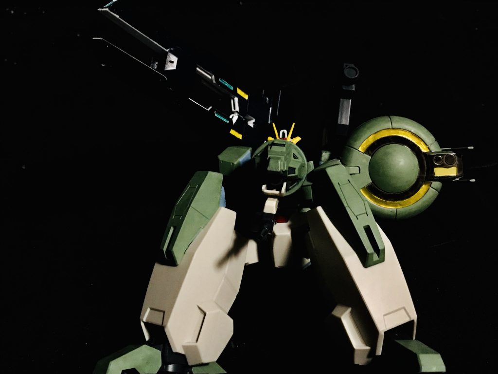 とある新人ダイバーが使用するメタルg、ガンダム。
大口径レールガンを使った遠距離からの攻撃に特化している。
またレールガンで射出可能な核弾頭を現在製作中。
しかし弾頭の使用がGBNのプレイルールに抵触しないか運営に問い合わせ中の為、当分核弾頭の使用は控えられる模様。
レールガンで撃ち出された回避不能の速度で飛翔する戦術核。
弾頭の使用が解禁されたその時こそ、本機の秘められた性能がフルに発揮されるだろう。