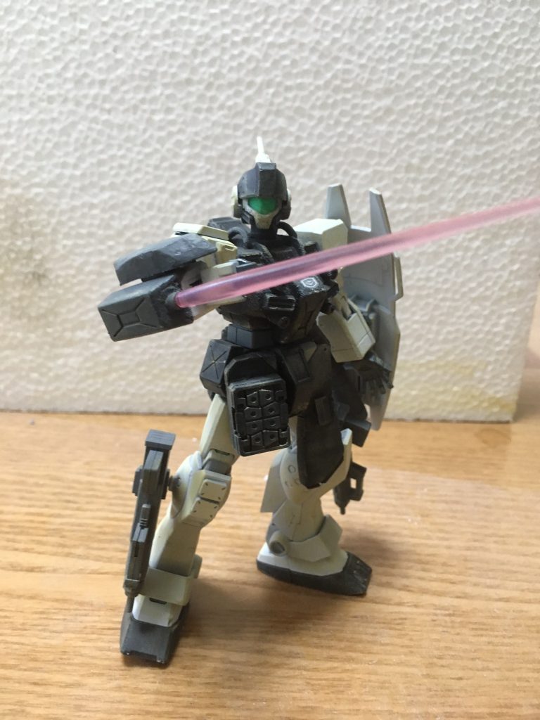 ボックスビーム・サーベル
兼ビーム・ガン×1

スカートに小型ミサイル・ポッド