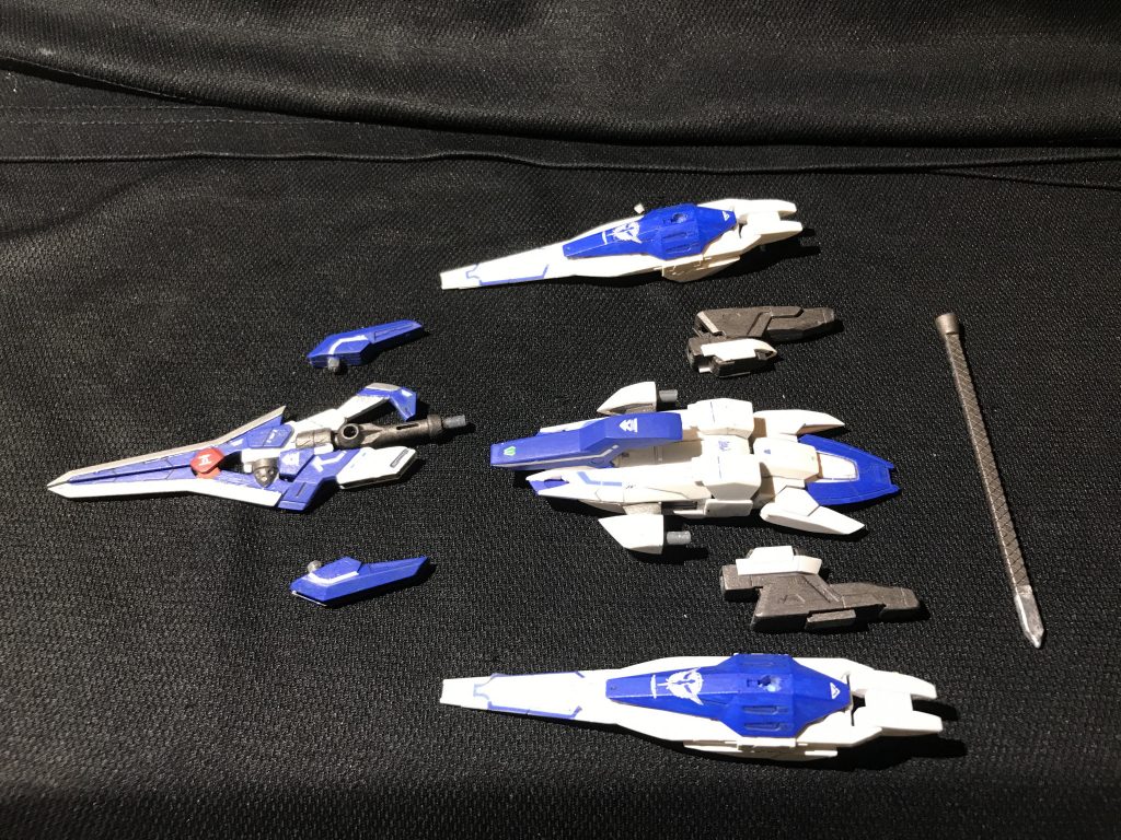 ワイバーンの分解状態です。
羽の付け根をカットして回転できるようにしたり、オーライザーの頭をカットして、ランスを合体出来るようにしてます。