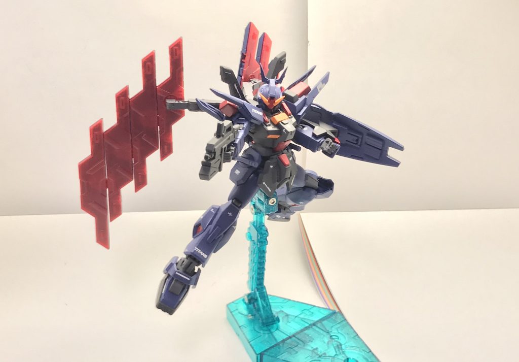 ビームライフル。ガンダムTR-1ヘイズルやジム改が使用していたショートタイプのものであり、アナハイムがジムⅢタイプに向けて生産しているものをちょろまかして調達していることから足がつかないように製造番号やマーキング類を徹底的に潰している。お世辞にも威力が高いとはいえないが、アナハイムすら裏での支援を敬遠するティターンズ残党に満足な装備の調達などできるはずもなく、本機もたまたま所持していたのがこれだったというだけの話である。