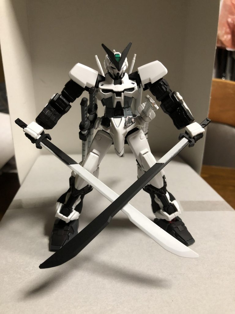 白刃イザナギ 黒刃イザナミ
対艦刀を改修した一対の夫婦剣
マニピュレータからエネルギーを送る事により、刃自体を振動させる
これによって非常に高い切れ味を持続させる事ができる