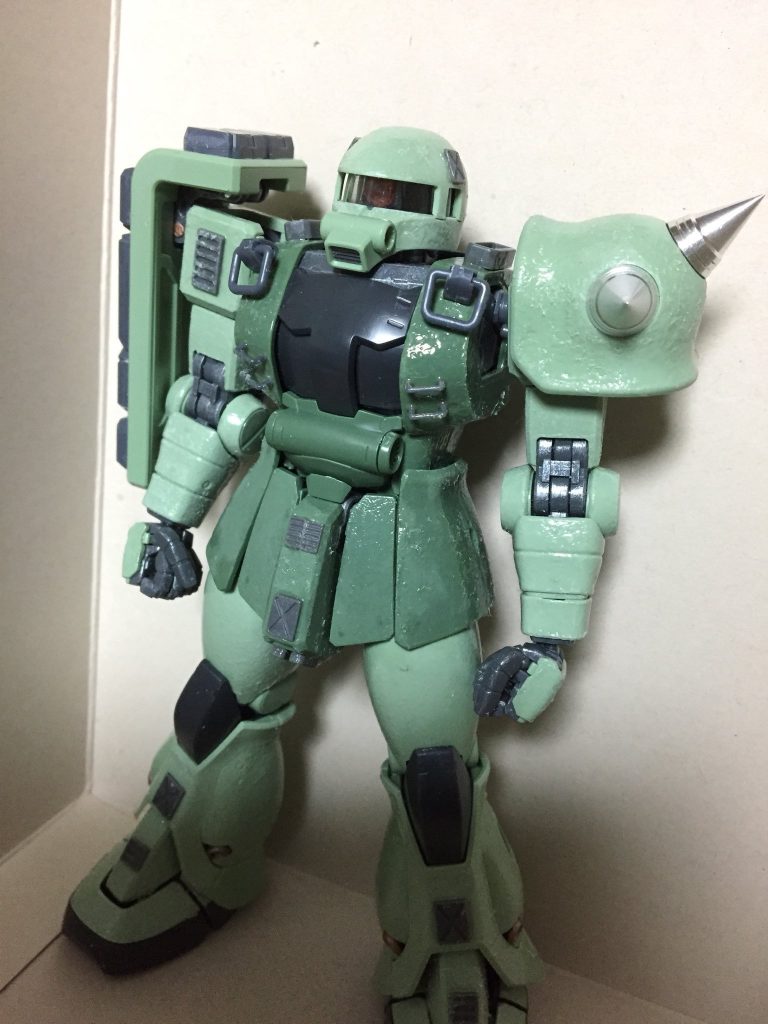 塗装前。緑部分は全体的にタミヤセメントを使用した鋳造表現を施しています。