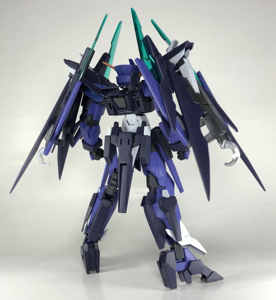 ダークハウンドのバインダーは肩アーマーに接続する方式としてFファンネルはそのまま残しました。