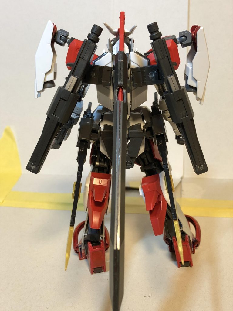 後ろ姿。真ん中の大剣がでかくて下に着くので倒れないという