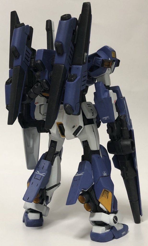 リア
バックパックに付いてるのは、フォーエバーガンダムのファンネル&バックパック、脚アーマーは百万式のメガライダーのパーツ、プラ板、パテを使用して製作