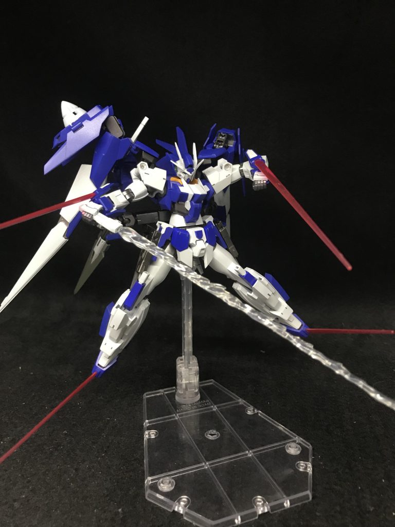 四肢の先端にある発振口のビームサーベルとバインダーにマウントしていたGNビームサーベル
手持ちのサーベルは出力が高いっていうイメージです