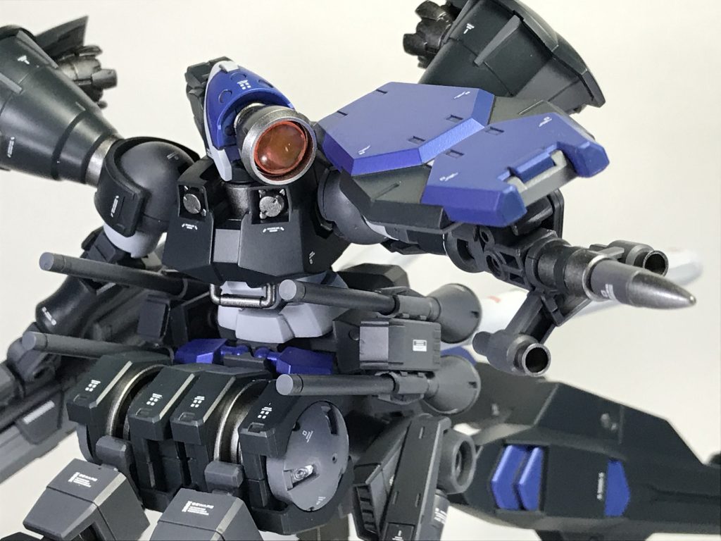 バーストアンカー(装填数1発)
高速戦闘と射撃戦に主眼を置いた本機は近接格闘を想定していないが、敵機に接近された場合に使用するため急遽用意された
敵機に刺し込み先端が基部から抜けた瞬間にそれが爆発する仕組みになっており、その爆発により致命傷を与える事も可能
過去に使用した際に刺し込みが深すぎて抜けなくなるトラブルが発生したため、先端と基部の間に逆噴射バーニアが設けられている