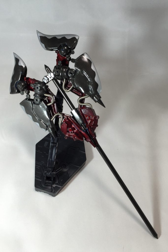 武器は折り畳んだり開いたり。でもかなり重いですw
ぶっ叩いたりぶった切ったりするイメージの武器です。